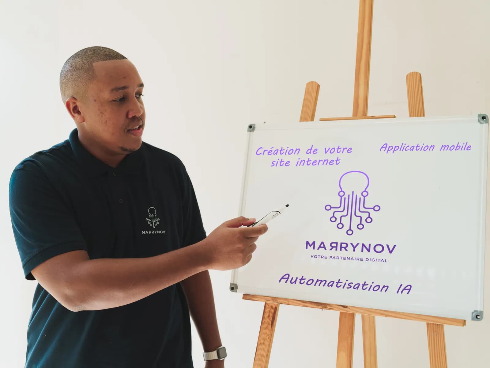 Nicolas MARRY expliquant un projet au tableau