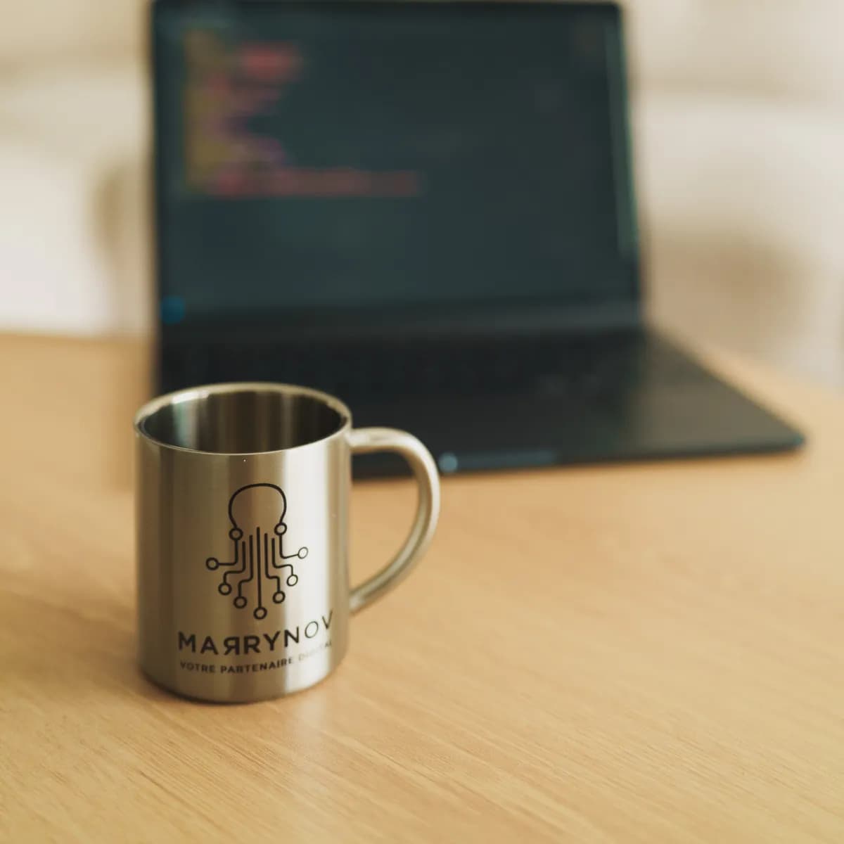 Mug MARRYNOV sur le bureau